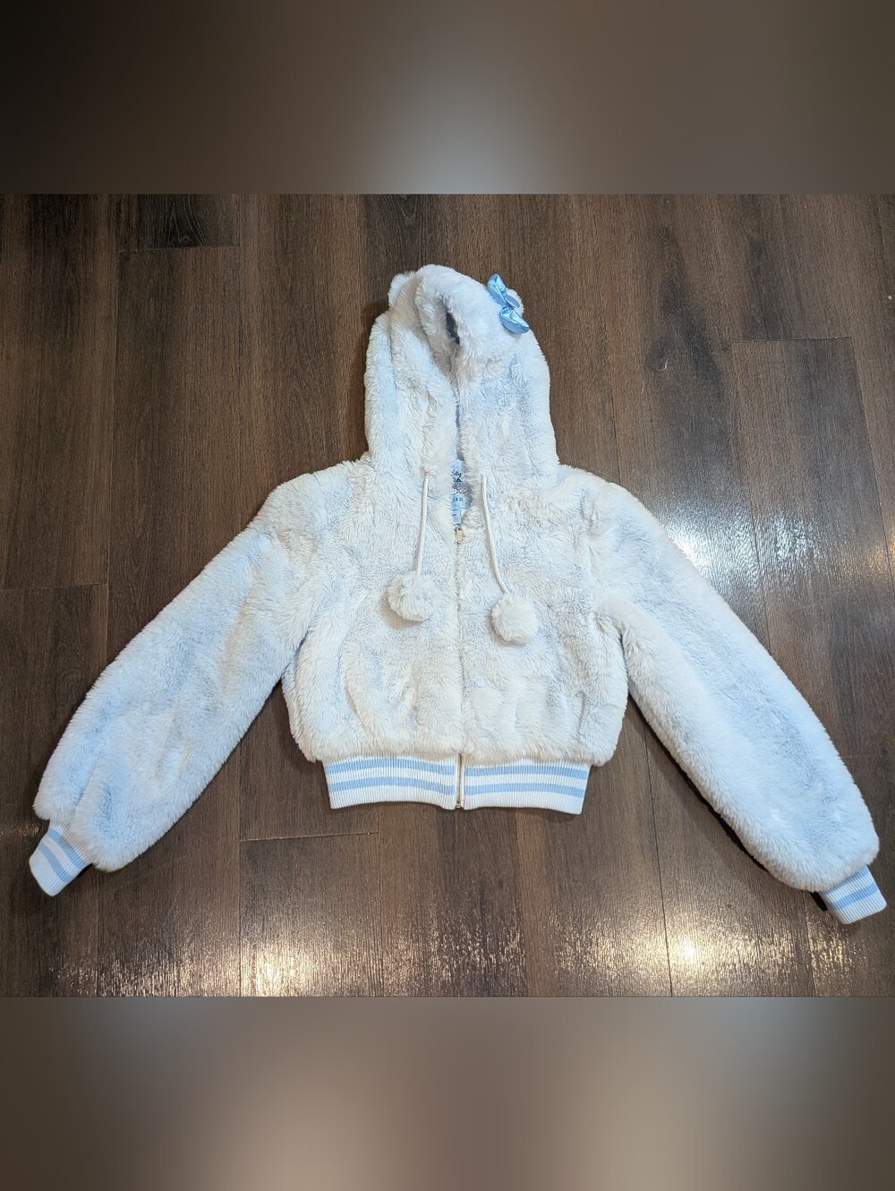 Hello Kitty sz. S faux fur baby blue cropped jacket